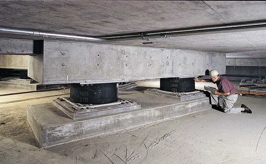 Projeto de isolamento sísmico de base em Paulista – Ensaios, dimensionamento e execução