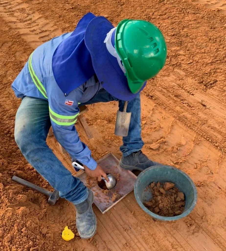 Ensaio de Densidade In Situ com Cone de Areia em Paulista